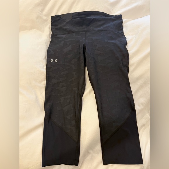 Under Armour Black Camouflage Compression Mid Rise Crop Capri Leggings - Picture 1 of 7